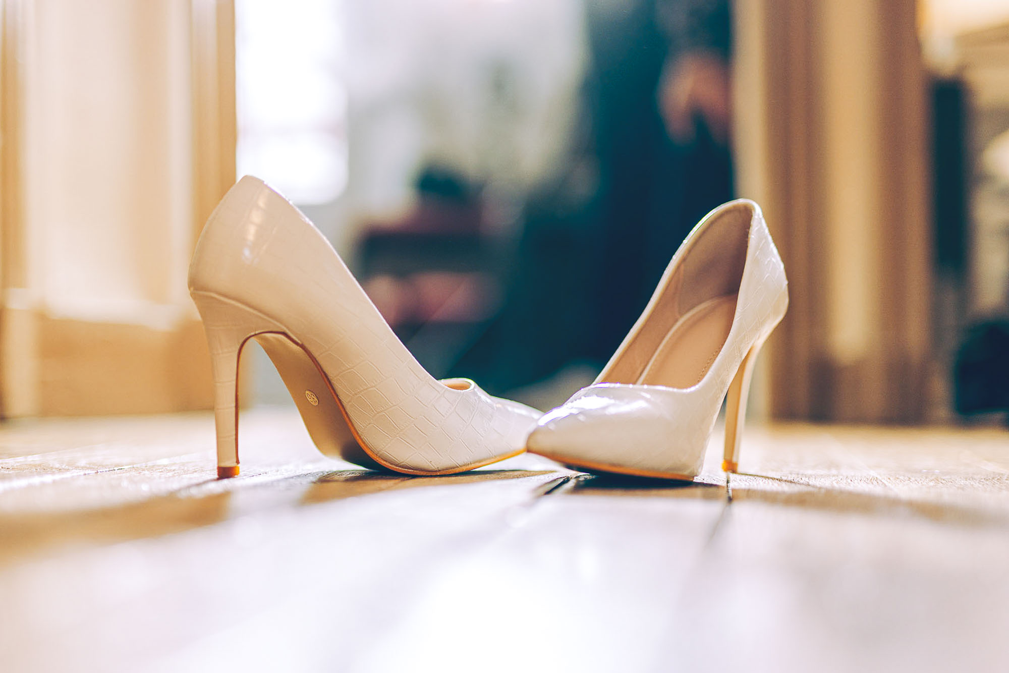 Préparatifs femme et chaussure de la mariée par Eric Pothier Photographe de mariage à Versailles