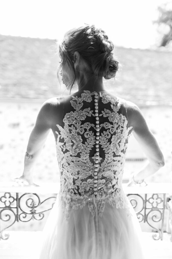 Préparatifs femme et robe de la mariée par Eric Pothier Photographe de mariage à Versailles