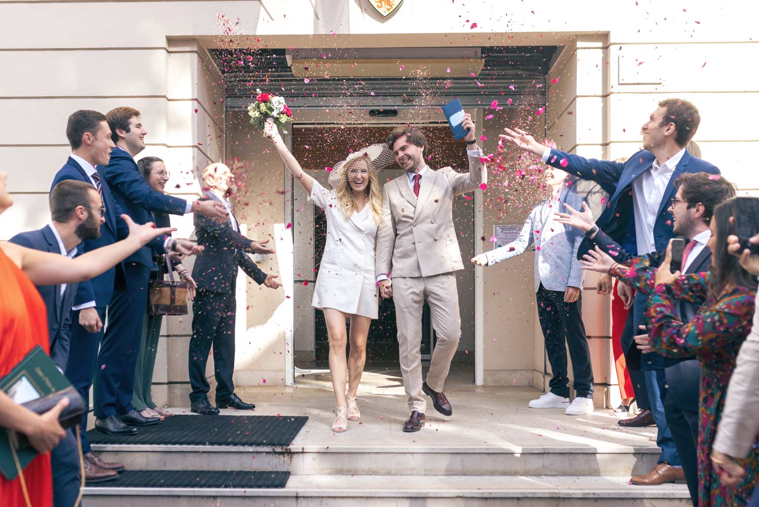 Sortie des mariés de la Mairie par Eric Pothier Photographe de mariage en Ile de France