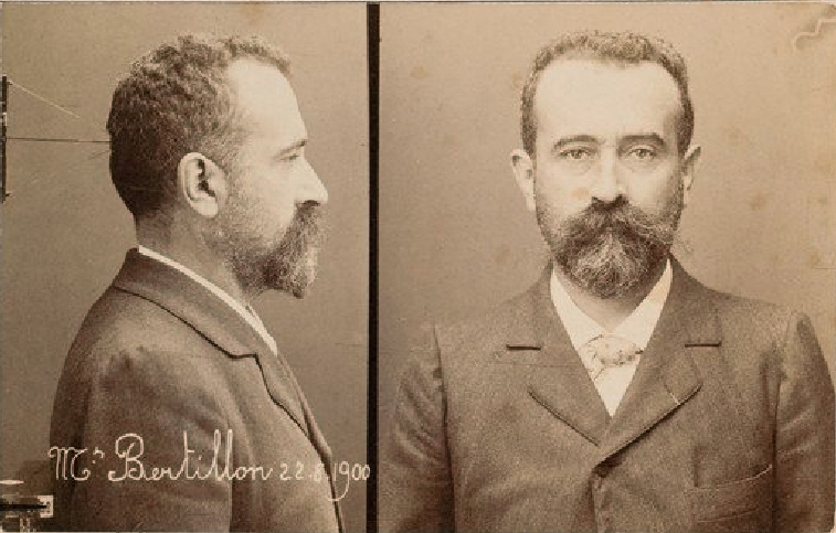 Illustration d'un auto-portrait d'Alphonse Bertillon, inventeur de la photo d'identité d'aujourd'hui