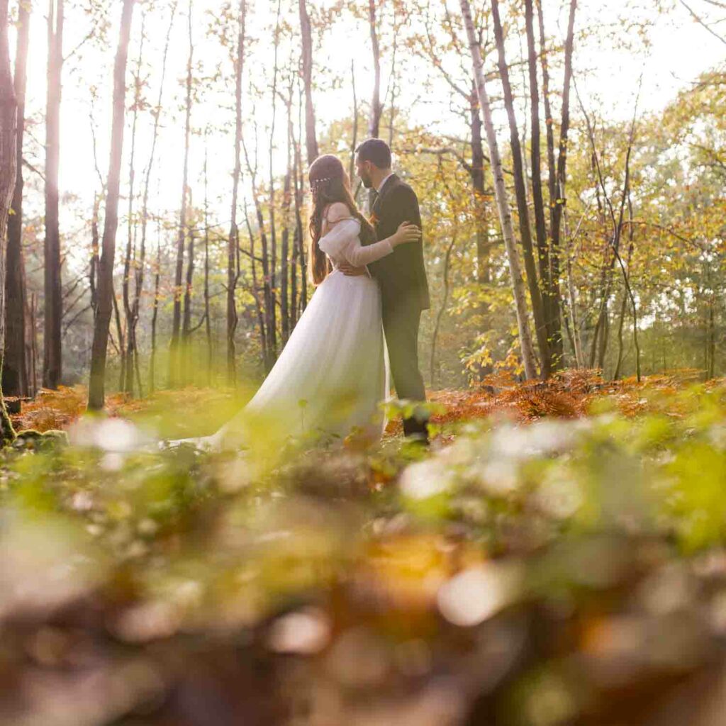 Photographe mariage au domaine de la Roche Couloir avec les photos de couple des mariés dans la forêt du Domaine de la Roche Couloir, entourés de la lumière douce et des couleurs automnales.