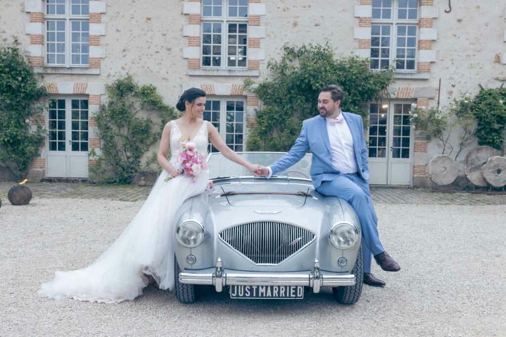 Séance couple mariés avec une Aston Martin au Domaine de Quincampoix-2