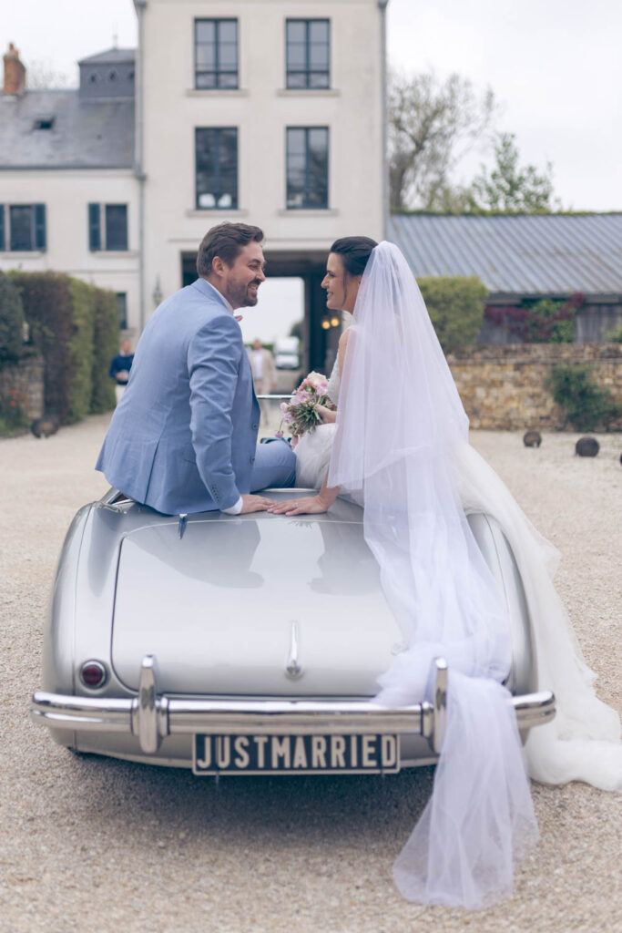 Séance couple mariés avec une Aston Martin au Domaine de Quincampoix