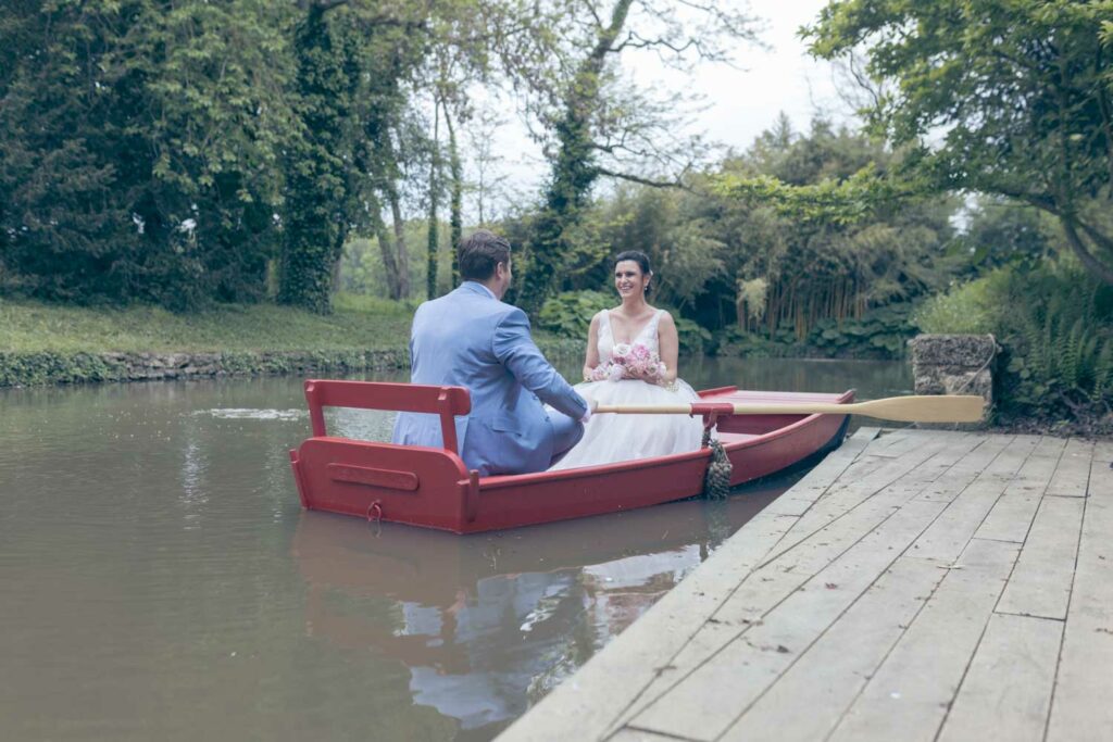 Séance couple mariés en barque au Domaine de Quincampoix