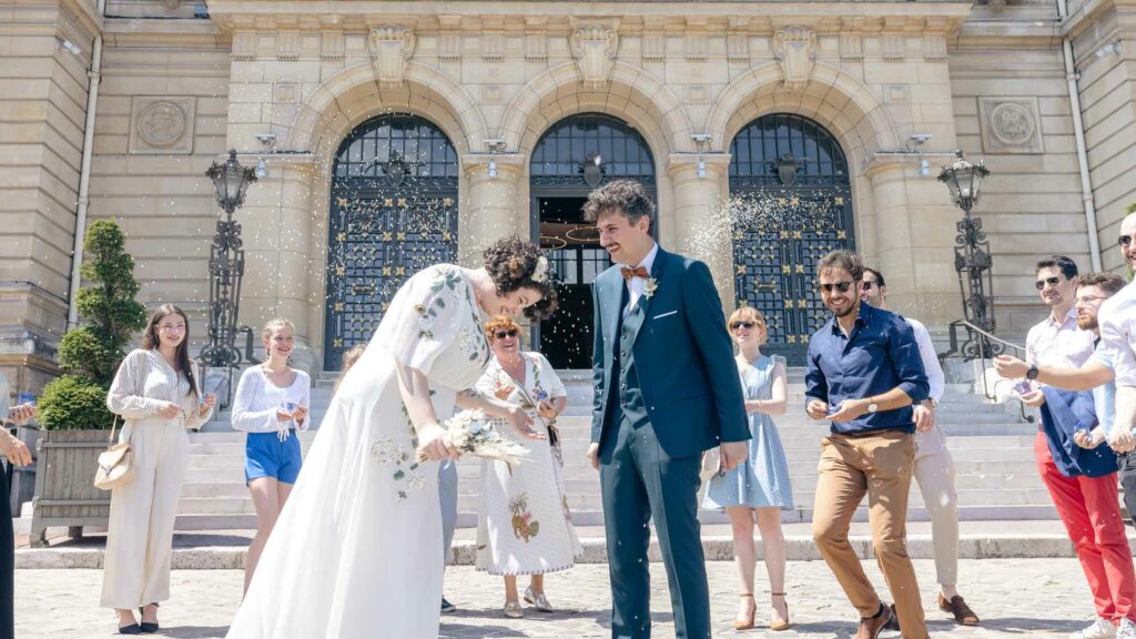 Mariés et invités devant l'hôtel de ville de Suresnes