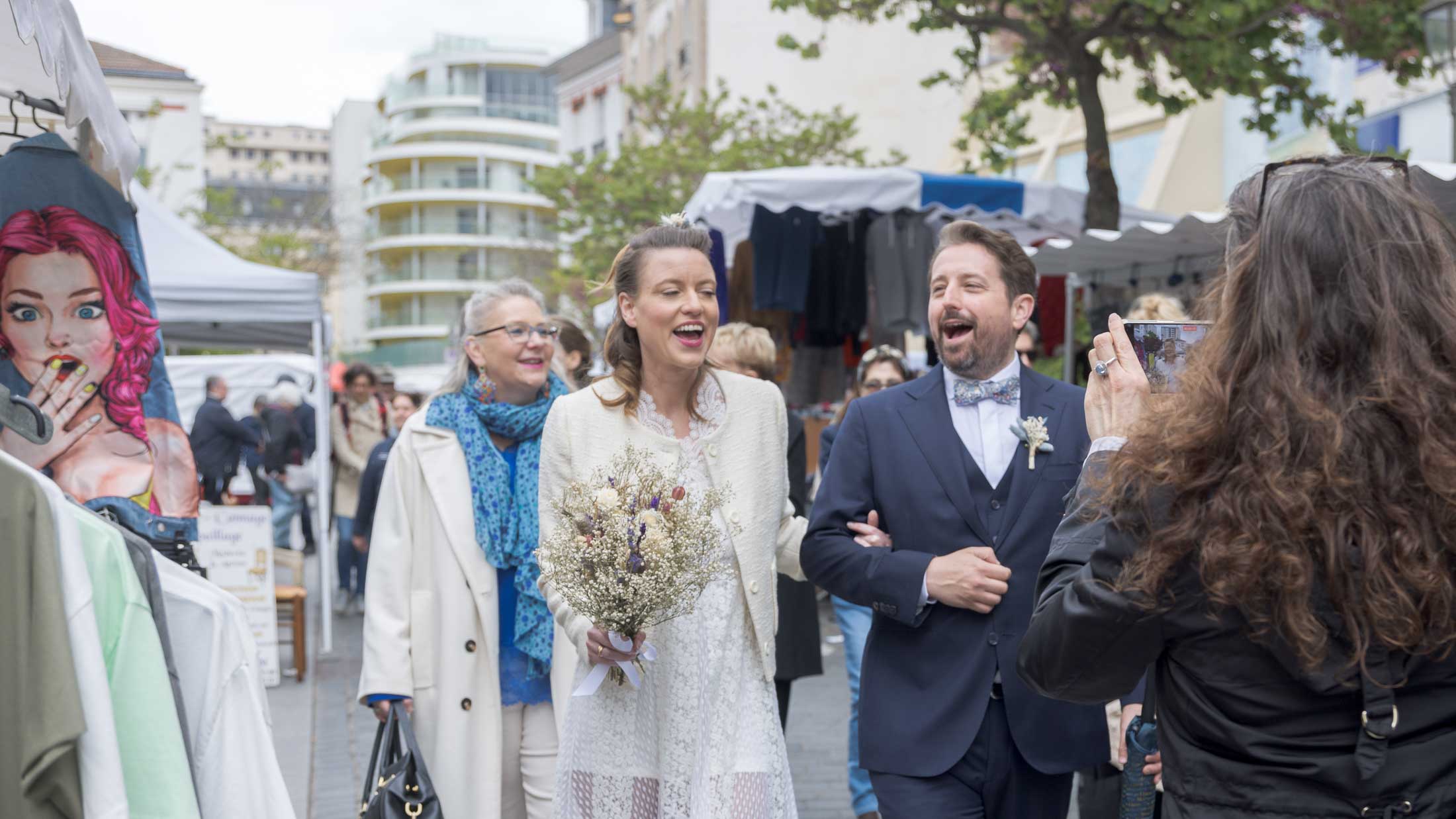 Séance couple de mariés à la sortie de la Mairie de Suresnes vers traversée du Marché.