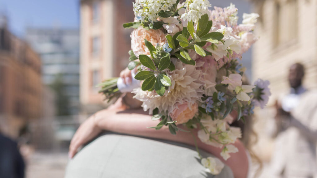 Bouquet de la mariée dans une rue de Suresnes le jour du mariage
