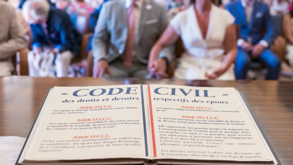 Code civil ouvert pendant un mariage à la mairie de Suresnes