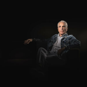Photo illustration article portrait Kazem Bayram réalisé AU STUDIO à Rueil Malmaison par Éric Pothier Portraitiste