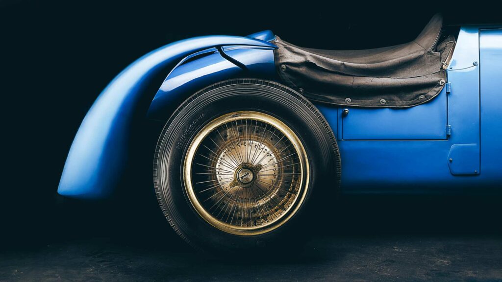 Aile et roue à rayons d'une voiture ancienne bleue, photo automobile Fine Art