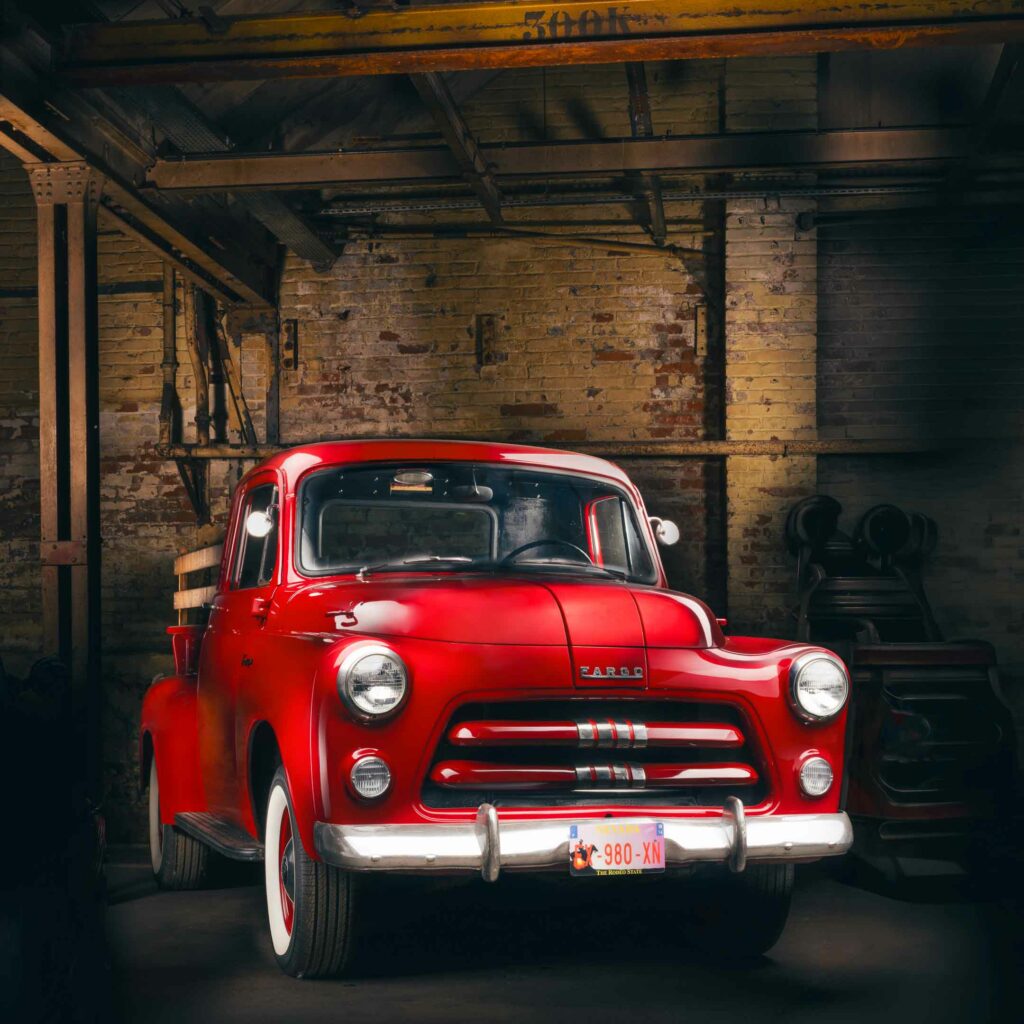 Pick-up Fargo rouge dans une grange, portrait automobile Fine Art