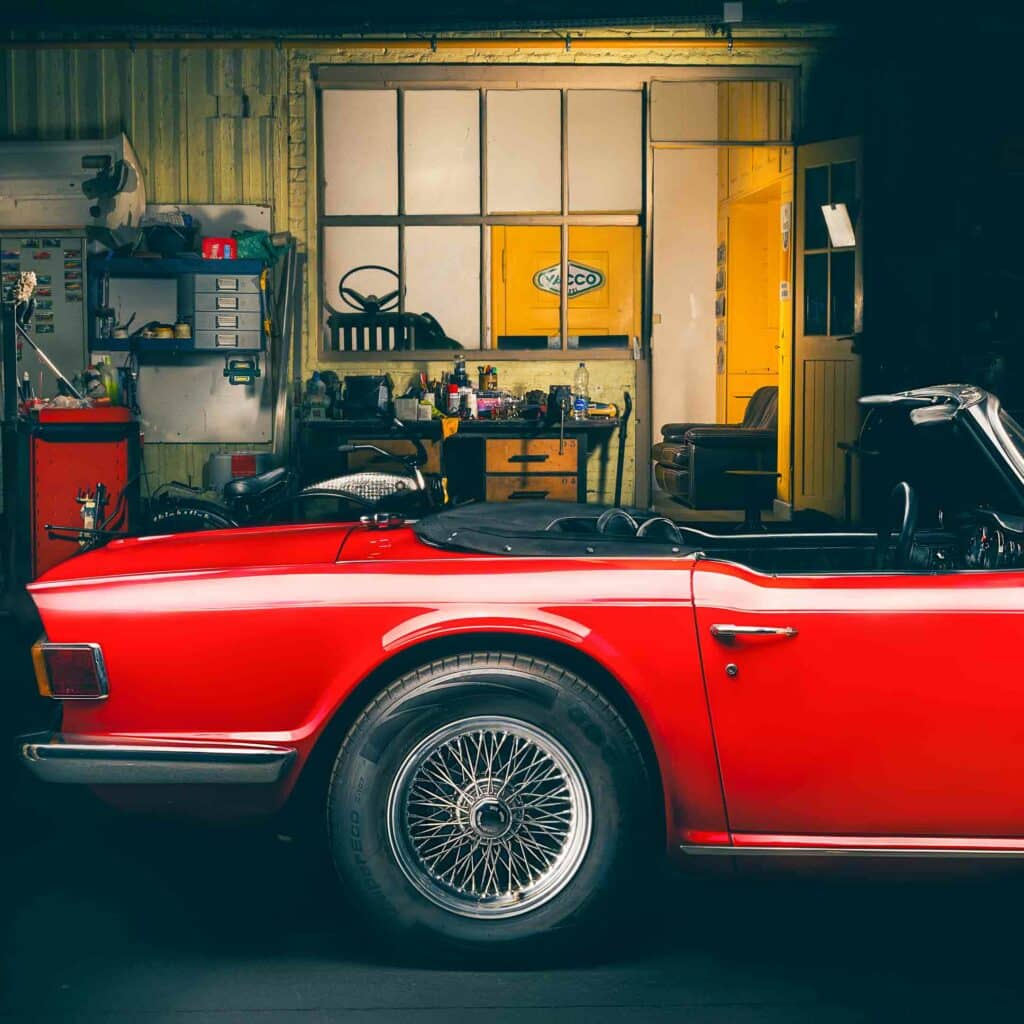 Cabriolet rouge de profil dans un garage, portrait automobile Fine Art à offrir aux passionnés