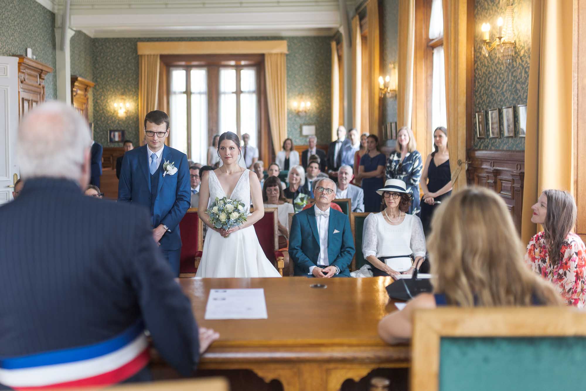 Mariés face au maire dans la salle des mariages de la mairie de Maisons-Laffitte