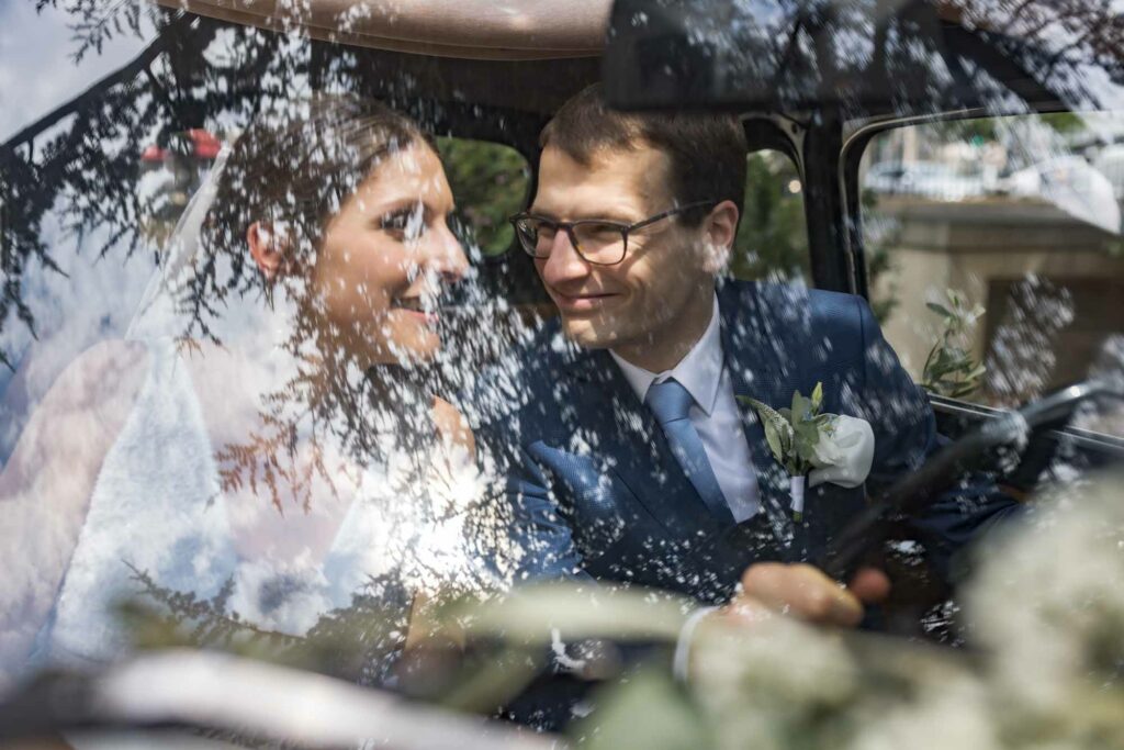 Mariés au volant d'une Fiat 500 ancienne après la cérémonie à Maisons-Laffitte