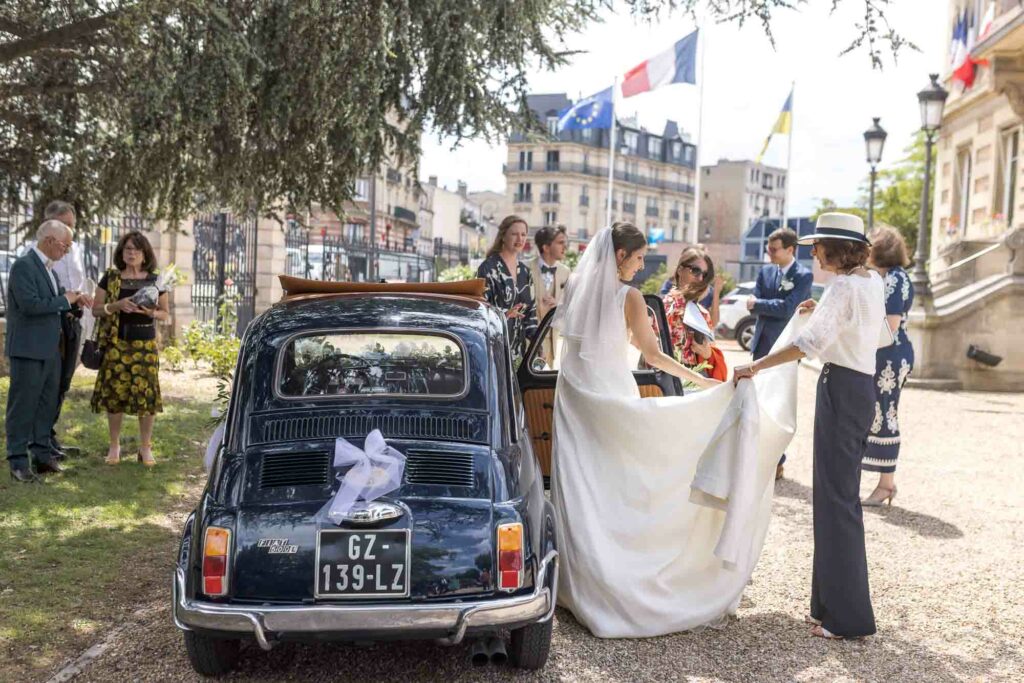 Mariée sortant d'une Fiat 500 ancienne devant la mairie de Maisons-Laffitte