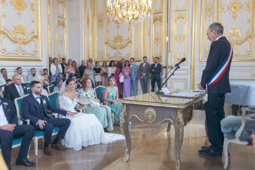 Cérémonie civile dans la salle des mariages de l’hôtel de ville de Versailles, l’officier d’état civil face aux mariés et à leurs invités