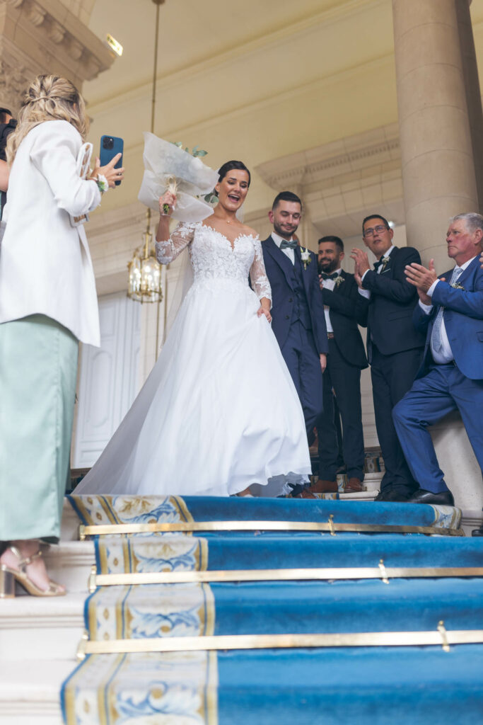 Mariés sortant de la salle des mariages de l’hôtel de ville de Versailles sous les applaudissements des invités