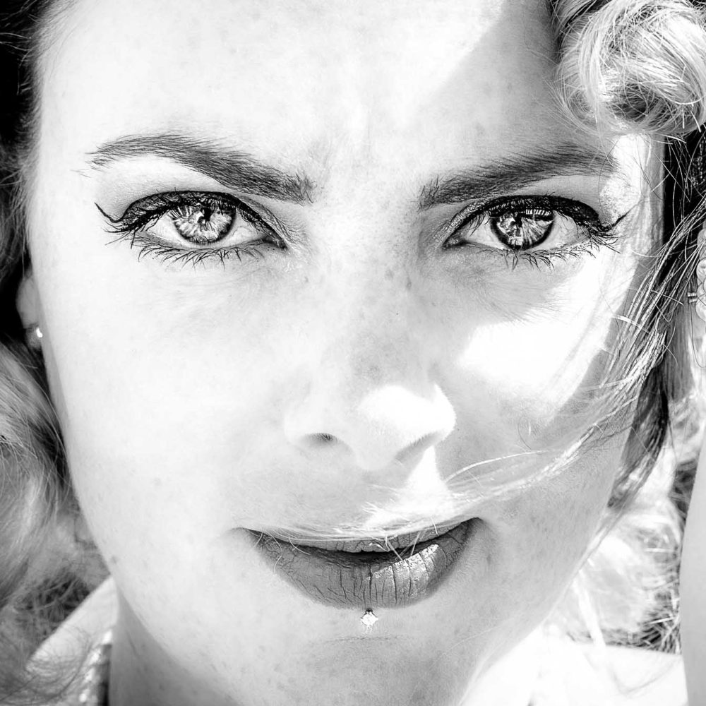 Book artiste, regard de femme avec le photographe portraitiste Eric Pothier