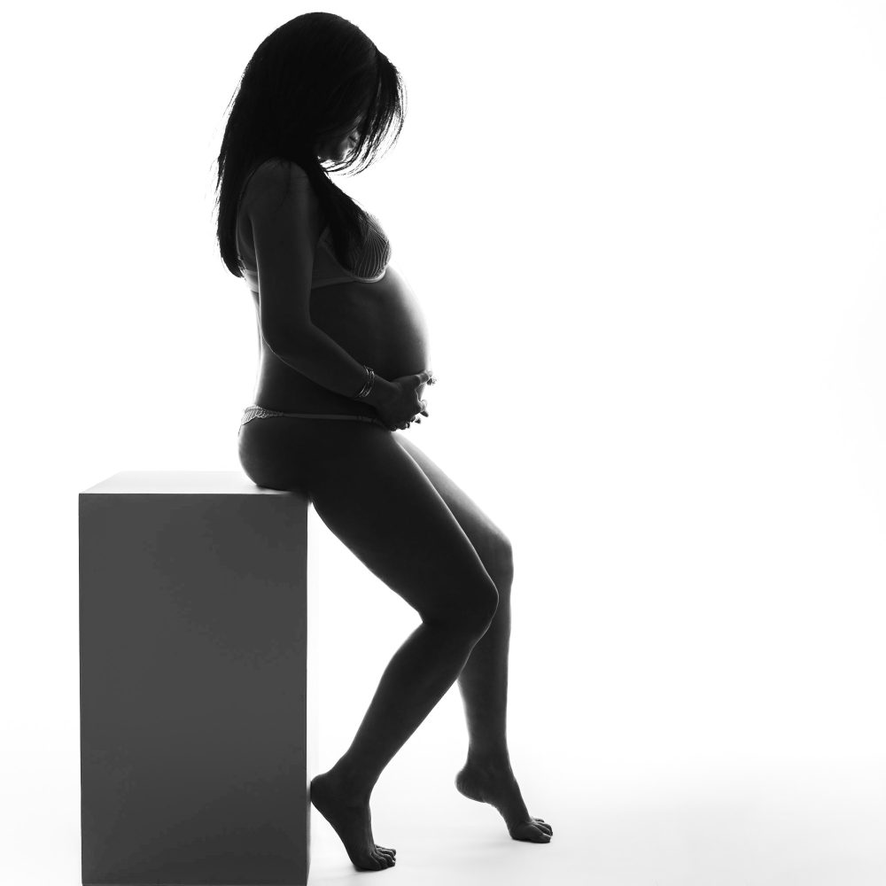 Séance photo de Grossesse en Noir et Blanc AU STUDIO