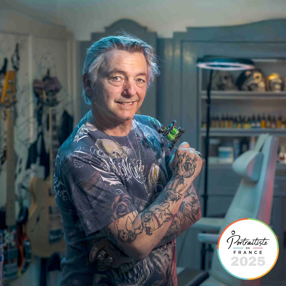 portrait d'artisan tatoueur dans son environnement