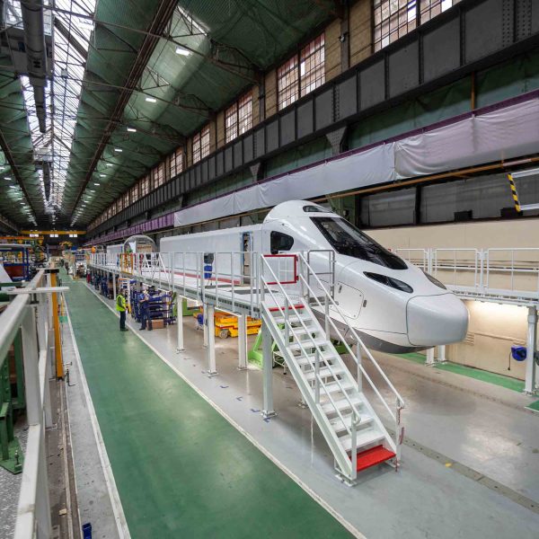 Motrice Alstom dans l'usine de Belfort, reportage d'entreprise par Éric Pothier