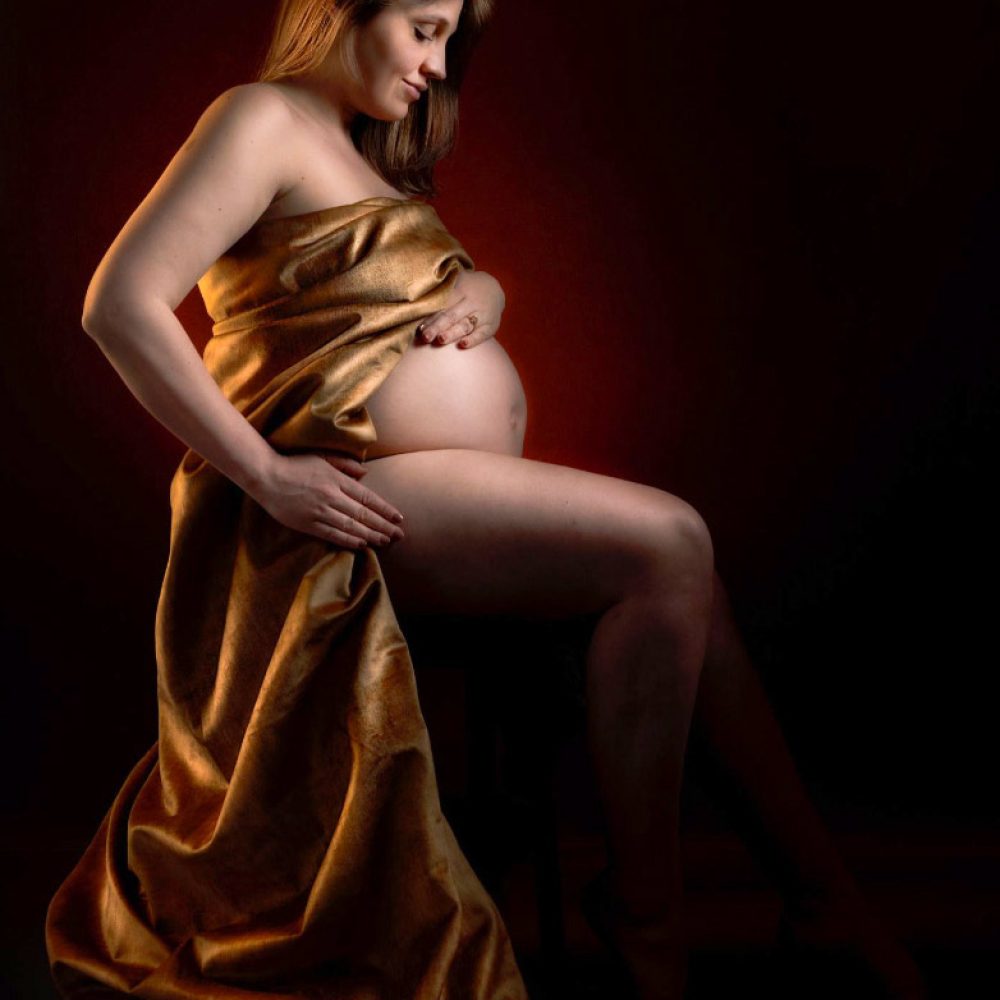 Séance photo de grossesse artistique au studio