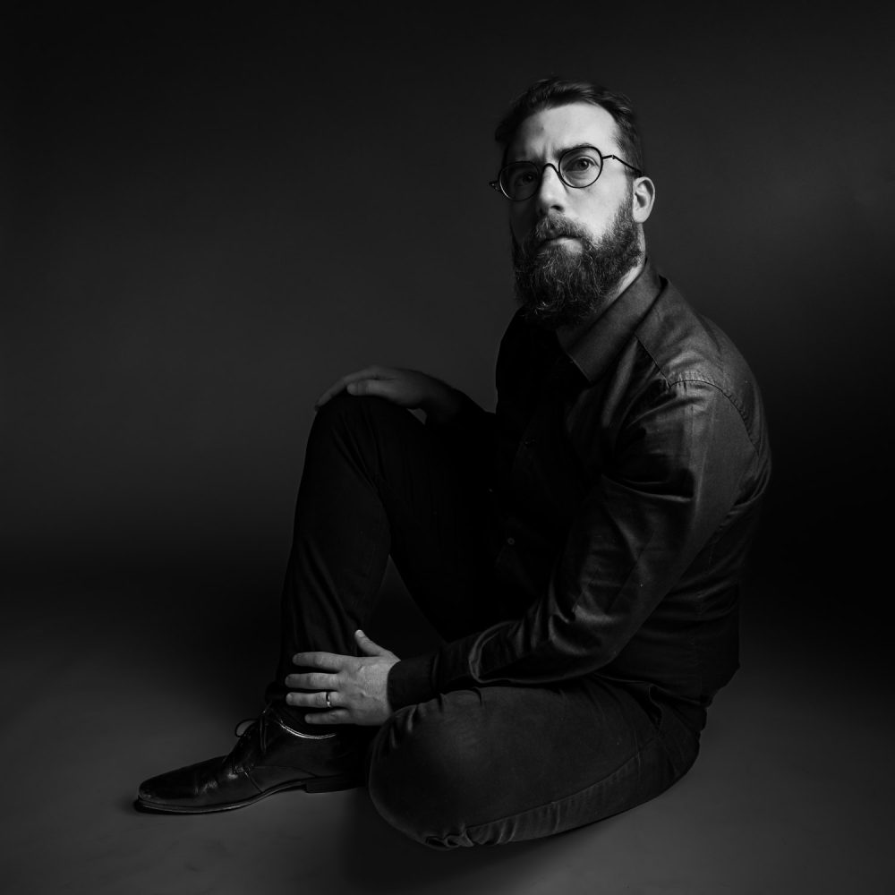 portrait homme en noir et blanc