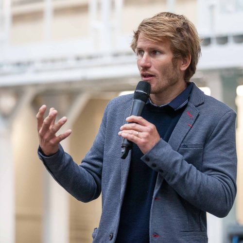 Intervenant au micro lors d'une conférence, reportage d'entreprise par Éric Pothier