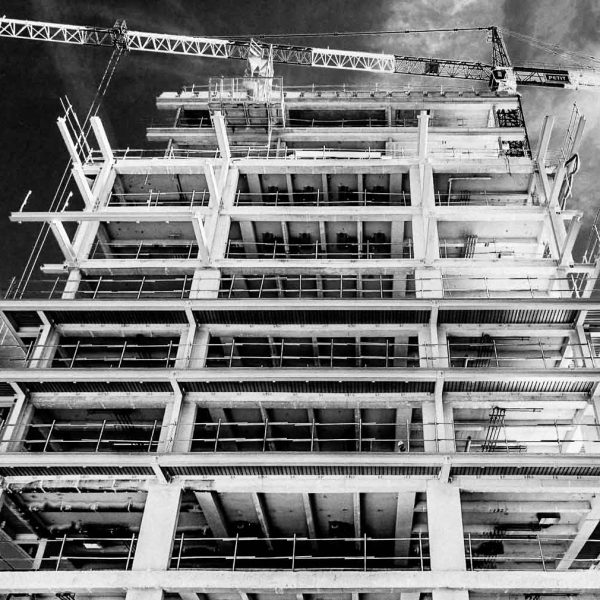 Structure en béton d'un immeuble en chantier en noir et blanc, série Urban d'Éric Pothier