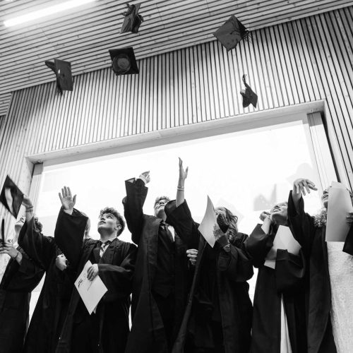 Diplômées et diplômés lancent leur toque en noir et blanc, reportage d'entreprise par Éric Pothier