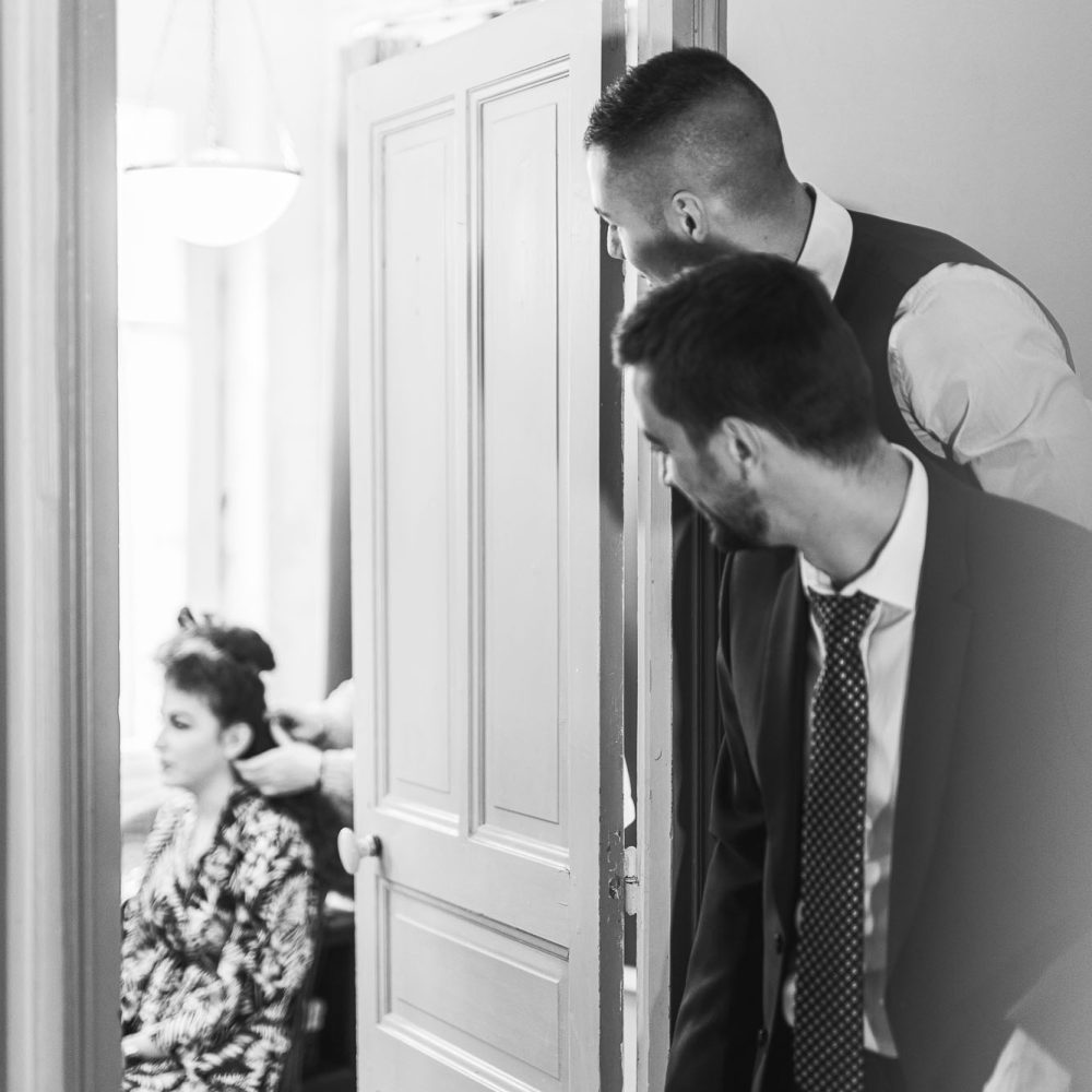 Les témoins curieux des préparatifs de la mariée photo noir et blanc par Eric Pothier photographe de mariage à Versailles