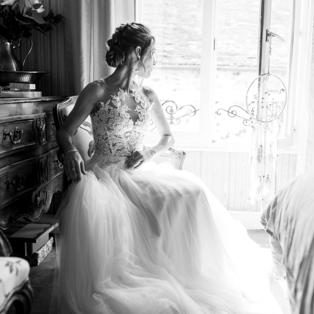 Préparatifs femme et robe de la mariée photo noir et blanc par Eric Pothier Photographe de mariage à Versailles